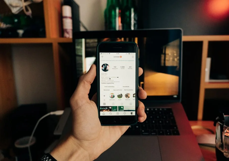 Page Facebook d’un réseau social d’entrepreneurs sur ordinateur et mobile.